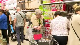 Oltenii „au rupt ușa” mall-ului. Oamenii au dormit în mașini ca să prindă ofertele la oale și electrocasnice: „Nu mă așteptam să fie atâta lume”